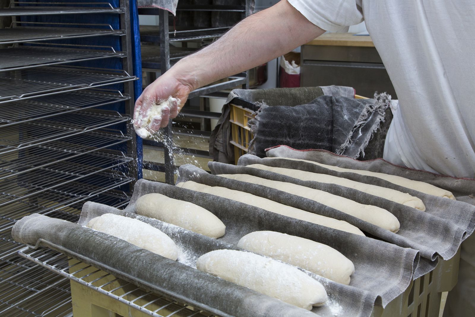 Ajout de farine sur les baguettes de pain